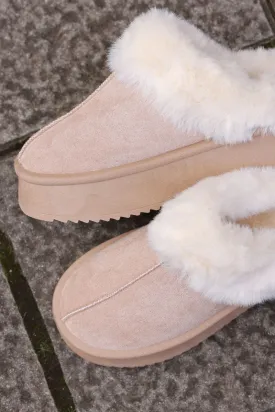 Chaussons beige fourrés écru avec semelle plateforme